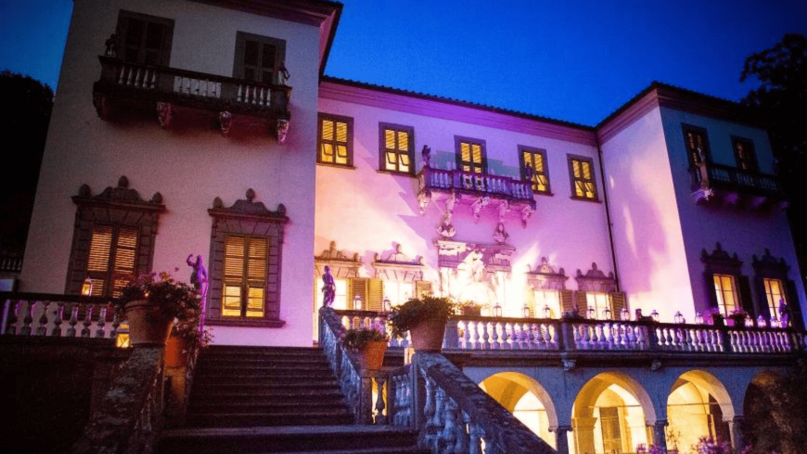 Scopri la meraviglia del barocco pontremolese con una visita guidata serale nella suggestiva Villa Dosi Delfini di Pontremoli.
